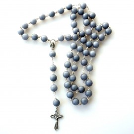 Rosaries to a car wwith gray pebbles