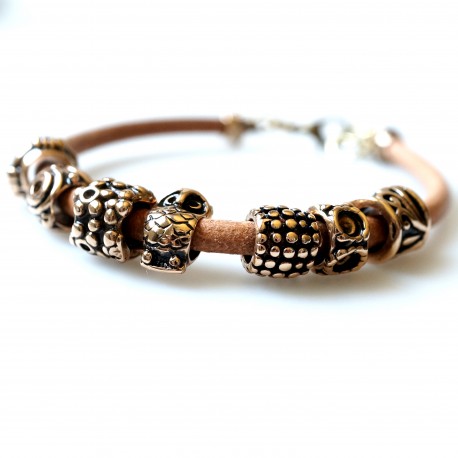 Bronze bracelet with gold colored beads R7