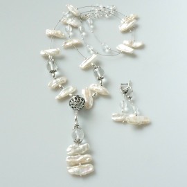 Set - necklace with pearls and crystal