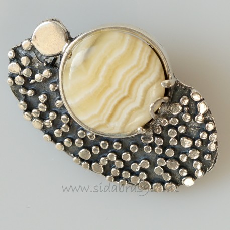 Brooch with calcite S466