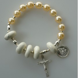 Exclusive bracelet, Rosaries on hand with Howlite and Pearls