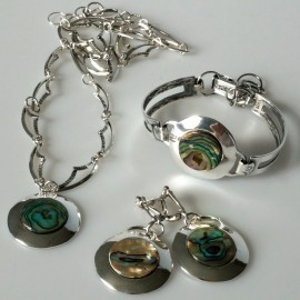 Unique jewelry set with mother-of-pearl sink